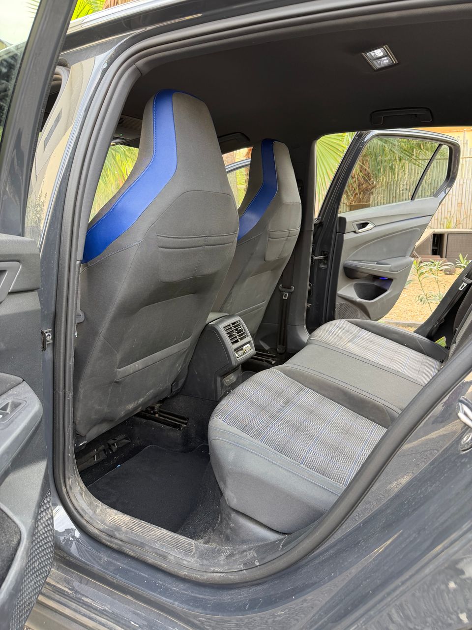 Nettoyage du tableau de bord d’une Volkswagen Golf GTE au Grau-d’Agde