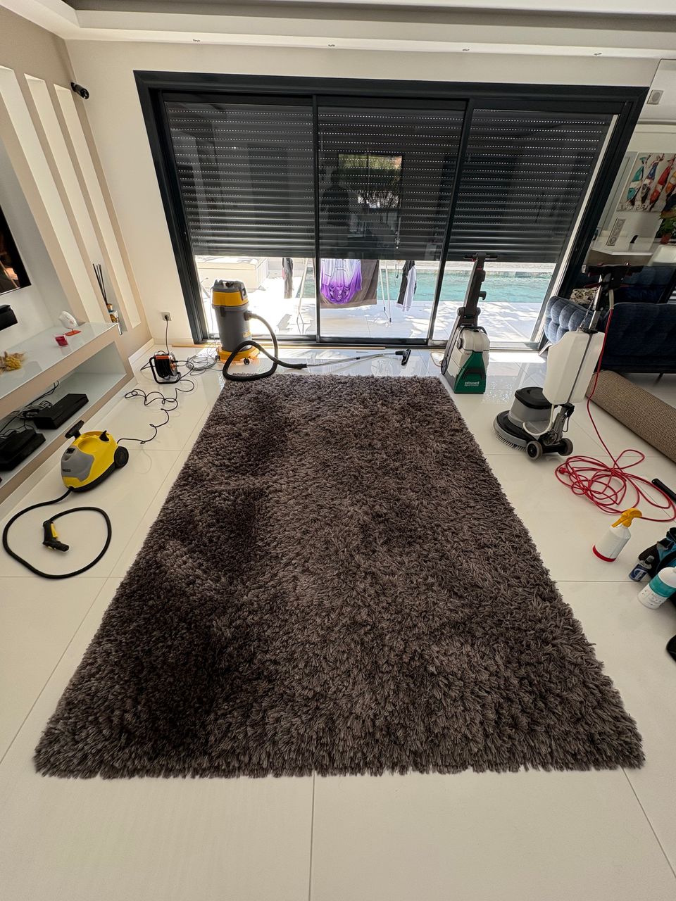 Tapis avant nettoyage professionnel à Agde avec salissures incrustées et fibres ternies.