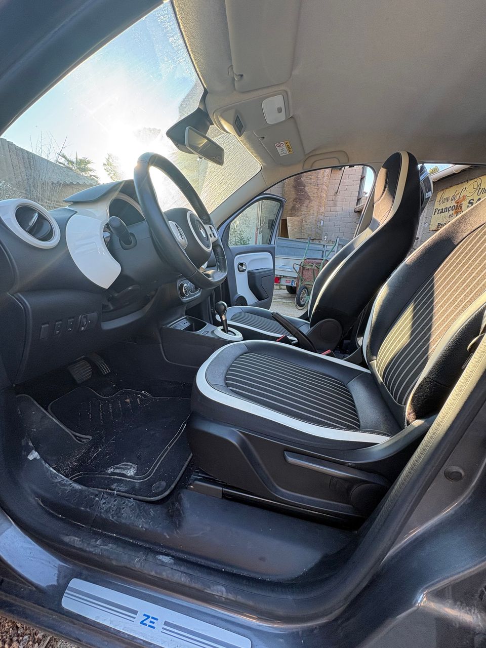 Nettoyage des tapis de sol d’une Renault Twingo à Frontignan