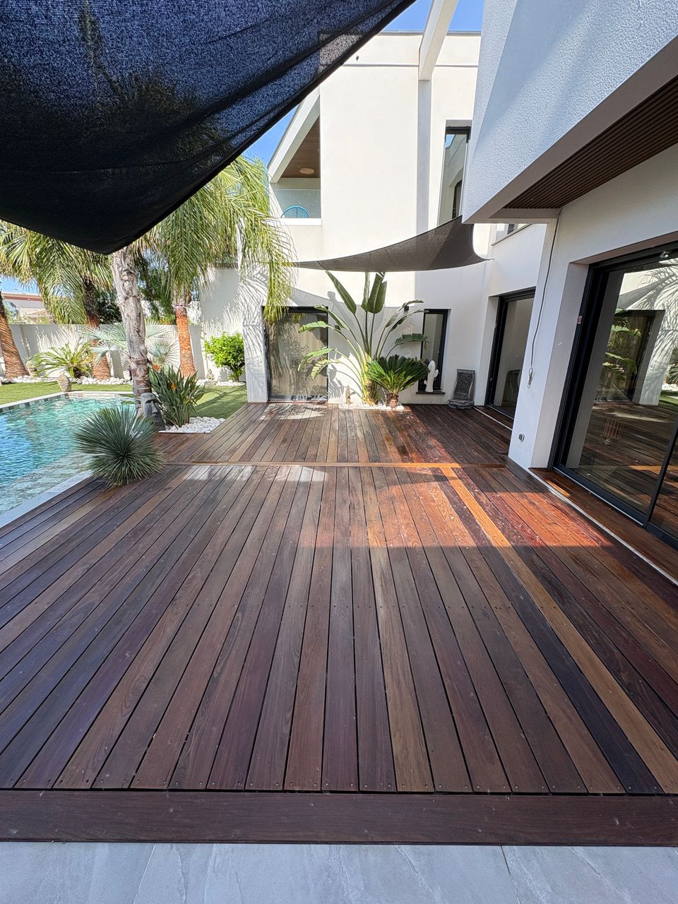 Nettoyage d'une terrasse au grau d'agde + pose de saturateur