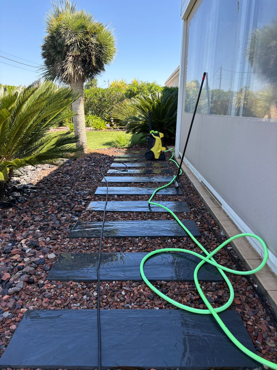 Nettoyage extérieur de terrasse à Vias pour maisons, villas, commerces et locations saisonnières.