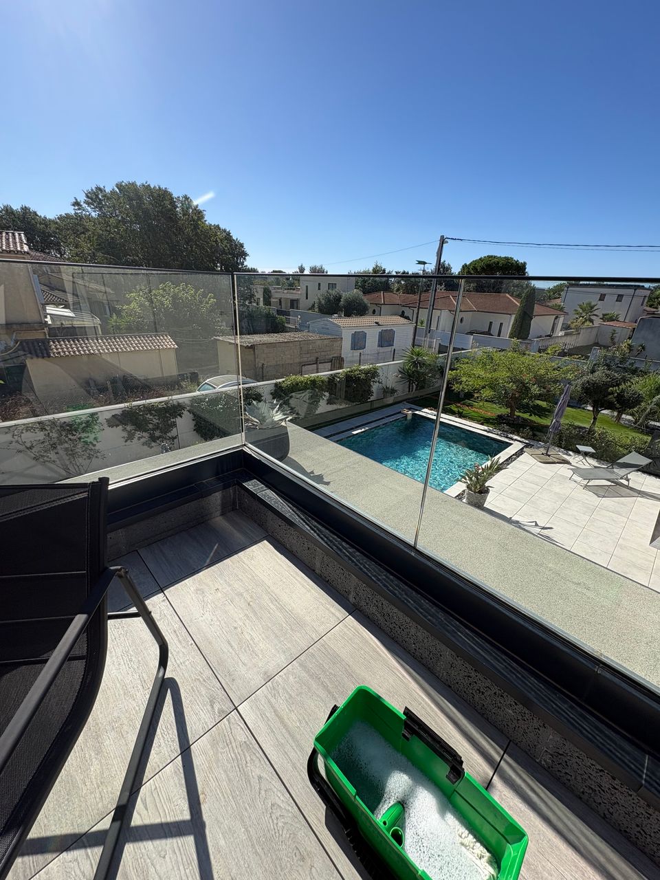 Nettoyage des vitrages d’une villa au Cap d’Agde.