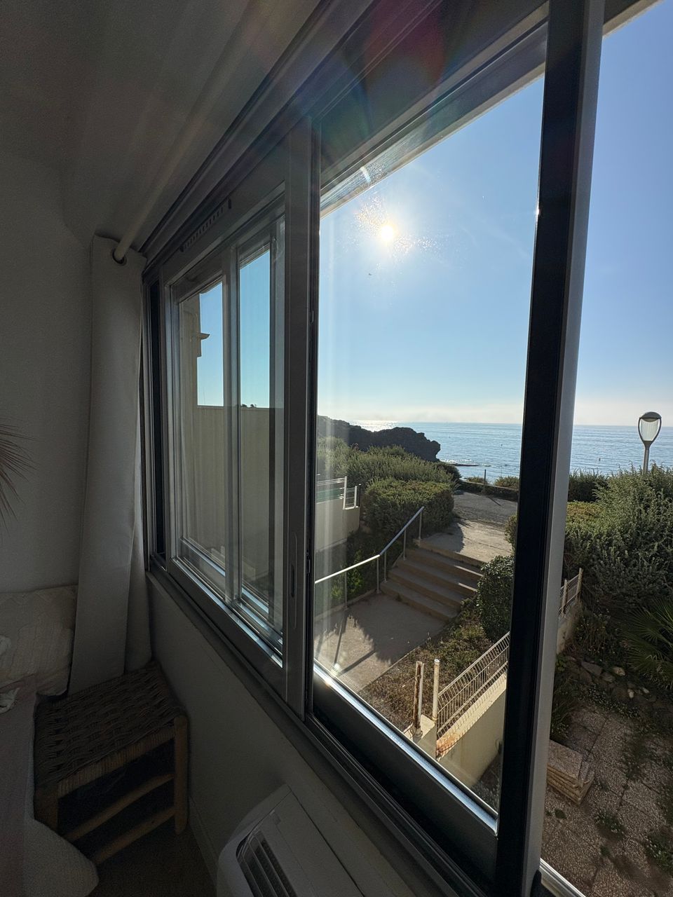 Vitres transparentes et brillantes après intervention d’un spécialiste du nettoyage au Cap d’Agde.