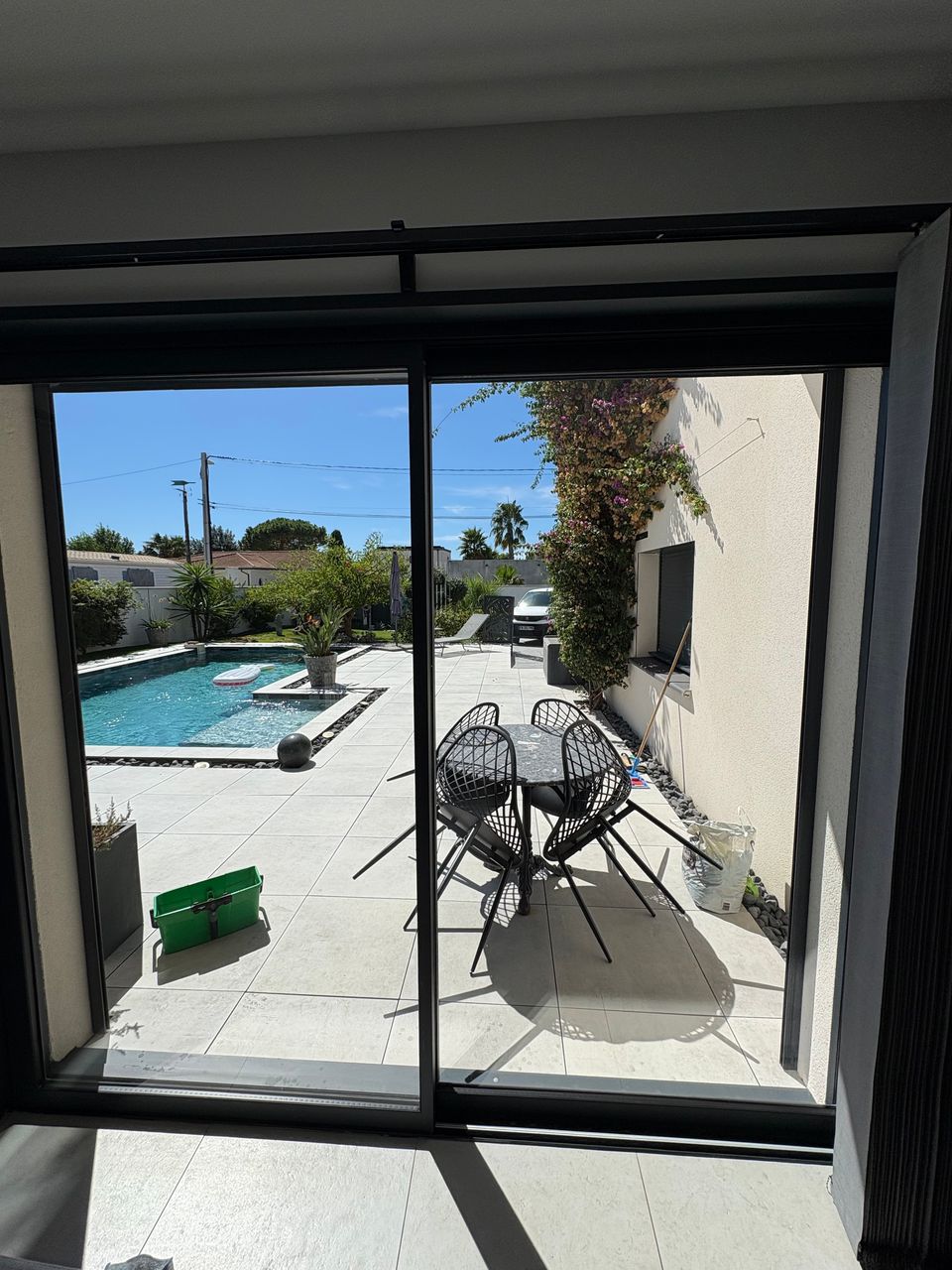 Nettoyage professionnel des vitres d’une villa au Cap d’Agde par Eco Clean Up 34.