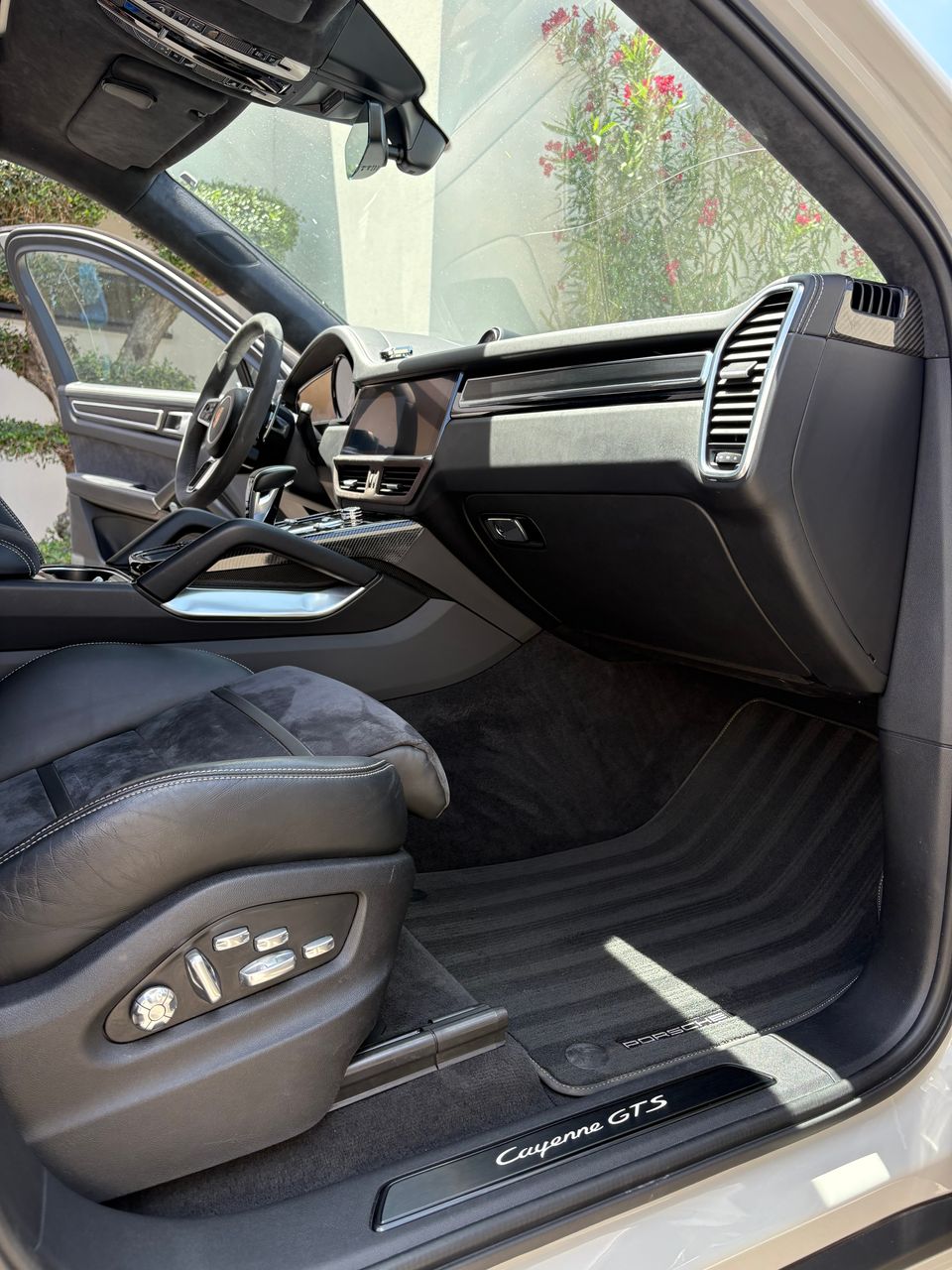 Préparation esthétique et nettoyage intérieur d’une Porsche Cayenne GTS réalisée à Agde, Cap d’Agde, Grau d’Agde et La Tamarissière. Détailing professionnel avec nettoyage approfondi des cuirs, plastiques, moquettes et finitions haut de gamme
