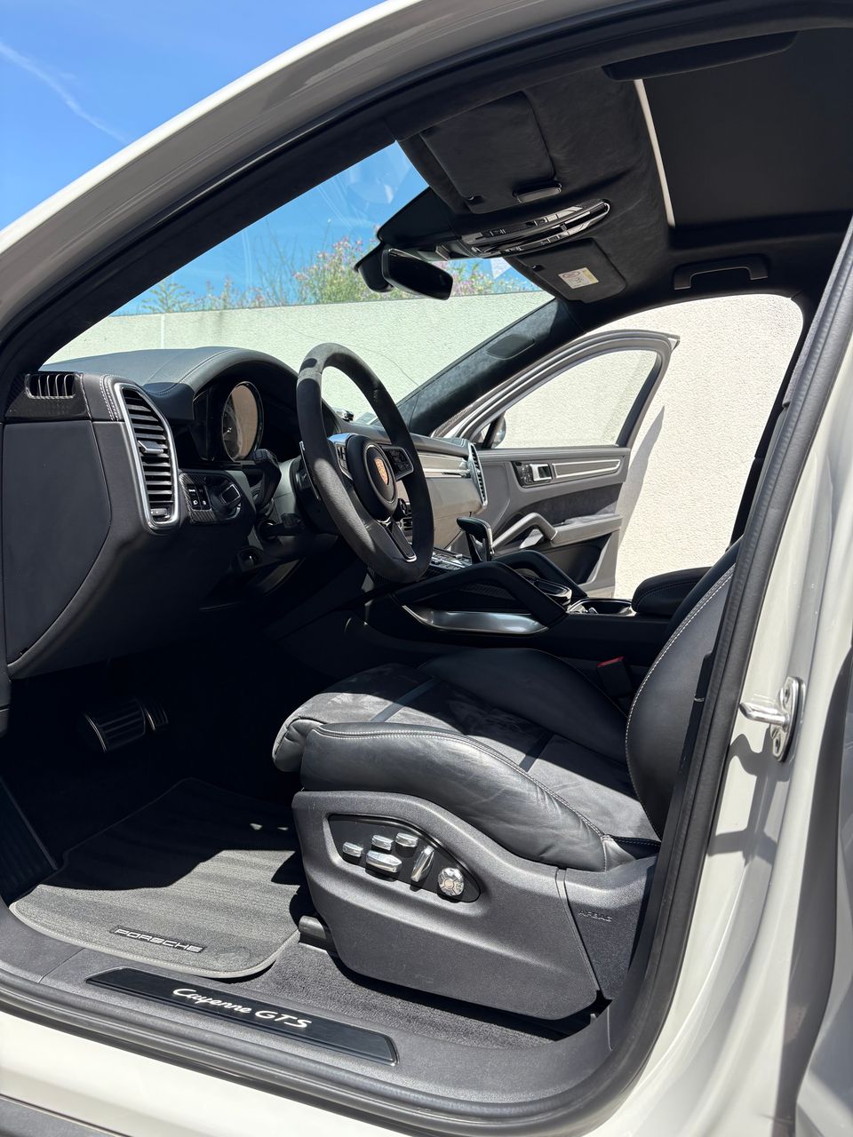 Rénovation et nettoyage intérieur Porsche Cayenne GTS au Cap d’Agde, traitement des cuirs, aspiration complète et finition soignée de l’ensemble de l’habitacle.
