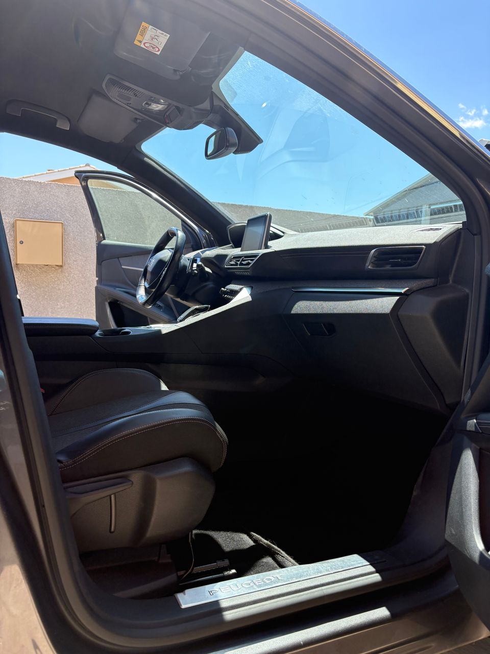     Aspiration professionnelle de l'habitacle d'un Peugeot 3008 à Bassan pour éliminer poussières, saletés et débris.