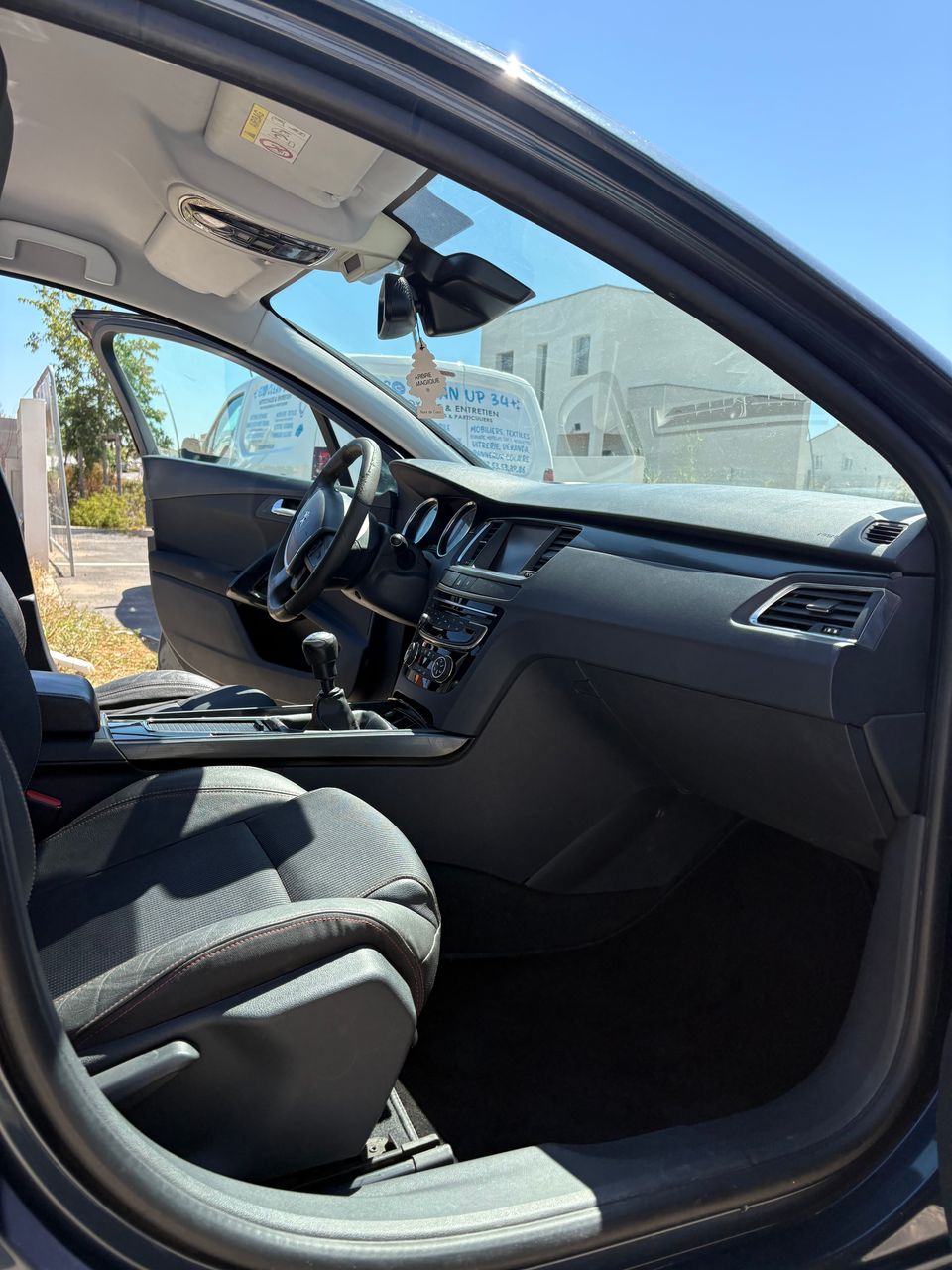 Résultat après nettoyage intérieur complet d'une Peugeot 508 à Vias avec un habitacle propre et rafraîchi.