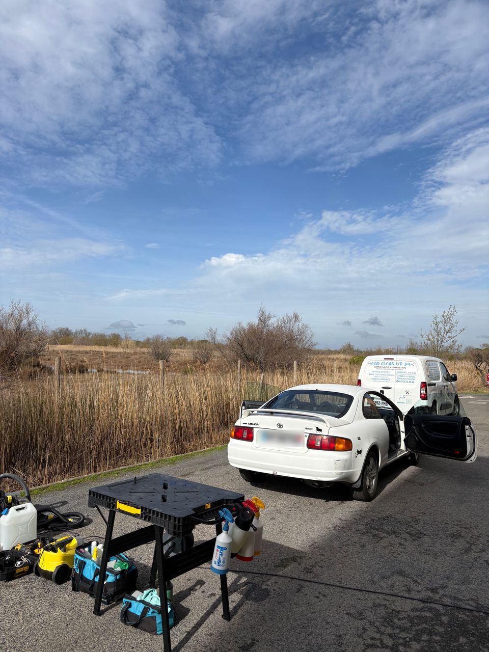 Nettoyage intérieur complet de la Toyota Celica à Agde avec aspiration professionnelle des sièges et moquettes, shampoing des textiles et désinfection pour un habitacle propre et sain.