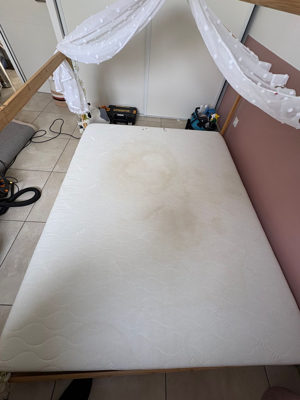 Traitement d’une tache d’urine sur matelas à Vias